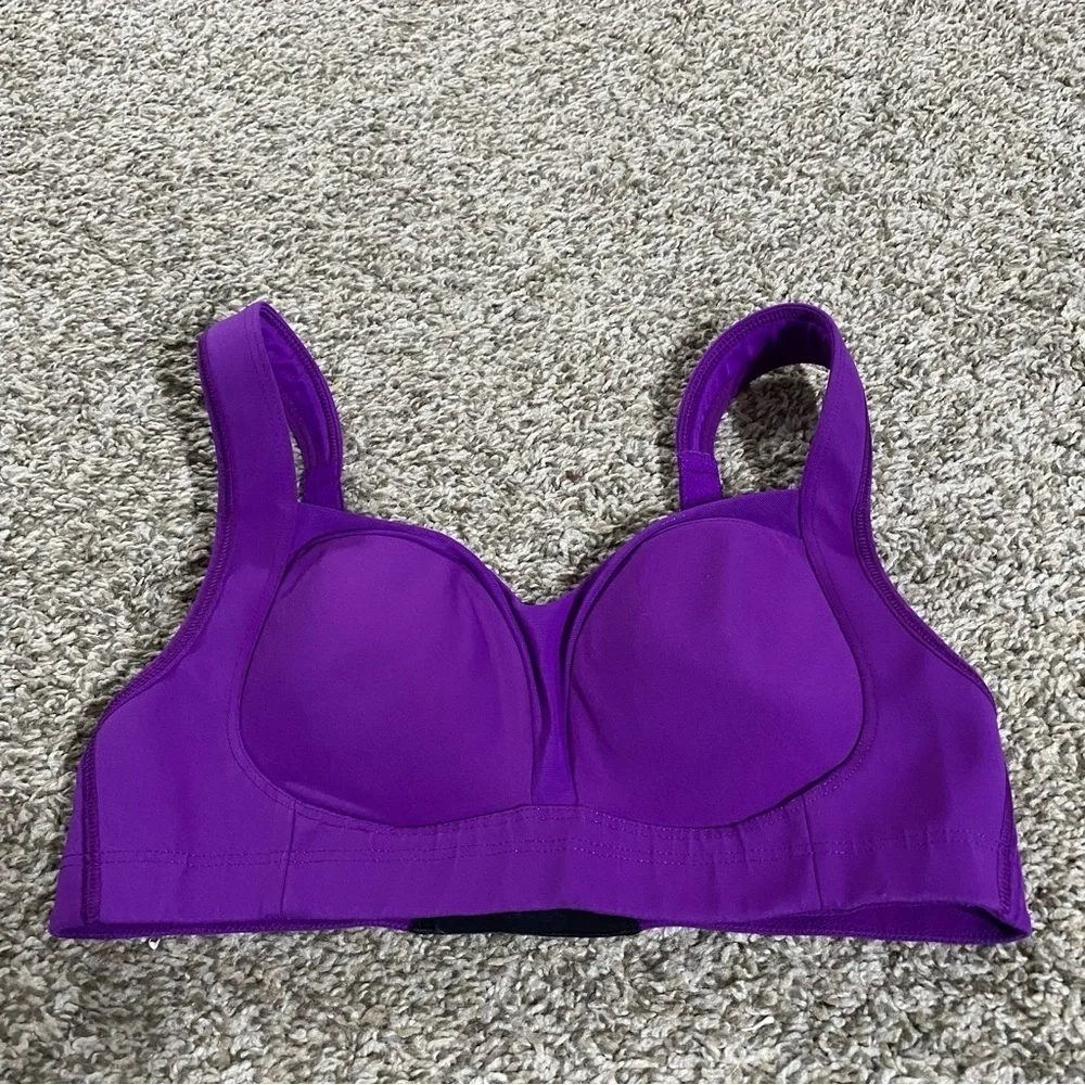 Lululemon Ta Ta Tamer Sports Bra Size 32C in Purple